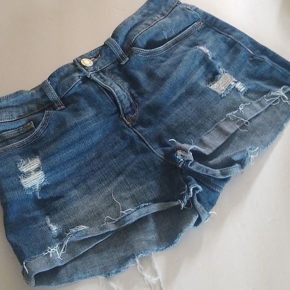 Time and Tru Size 6 Mid-Rise Stretchy Distressed Shorts. - Picture 1 of 2
